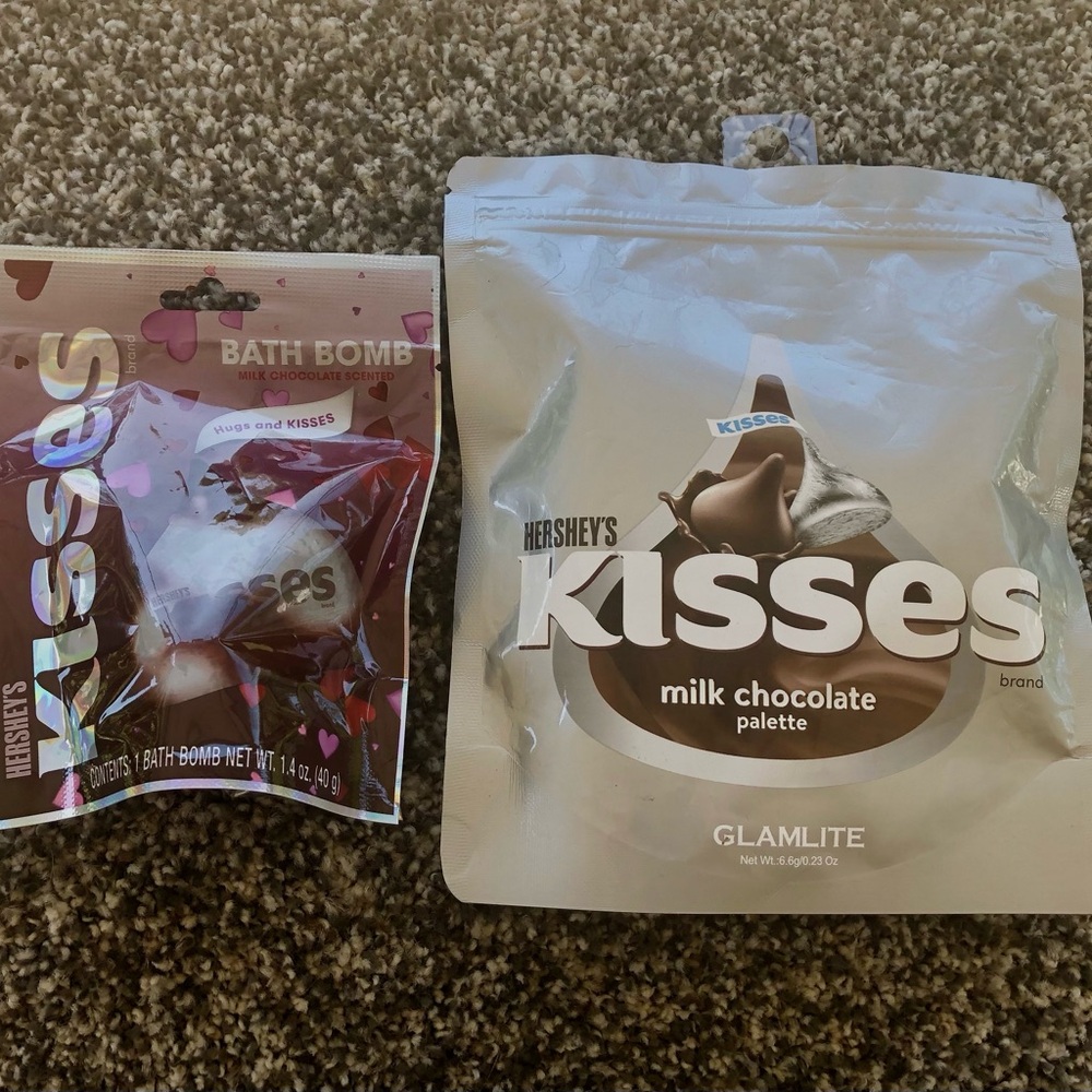 Hershey’s Kisses Milk Chocolate Bath Bomb & Palette